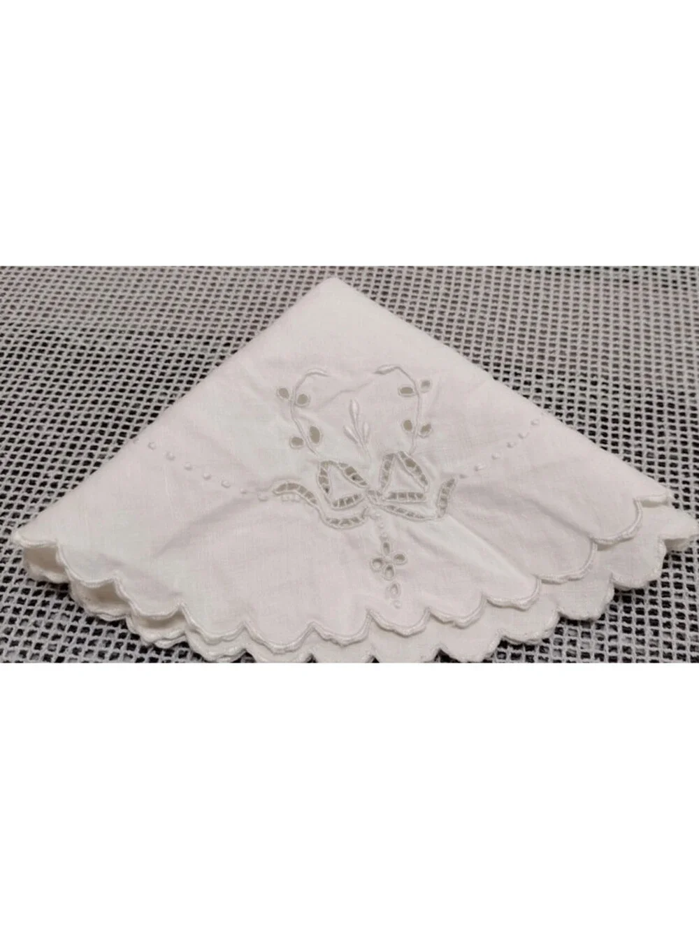 Vintage 9.5 Round Circle White Placemat Linen Bow Eyelet Fine Cotton Scalloped